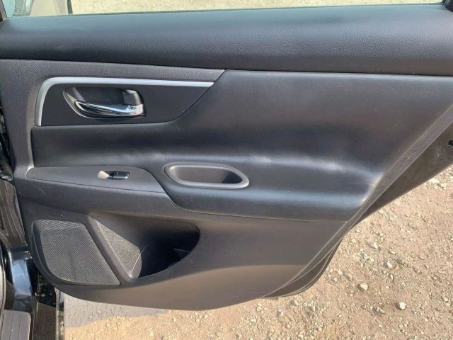 Nissan Altima Vehicle Full-screen Gallery Image 14