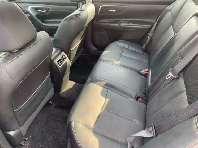 Nissan Altima Vehicle Full-screen Gallery Image 15