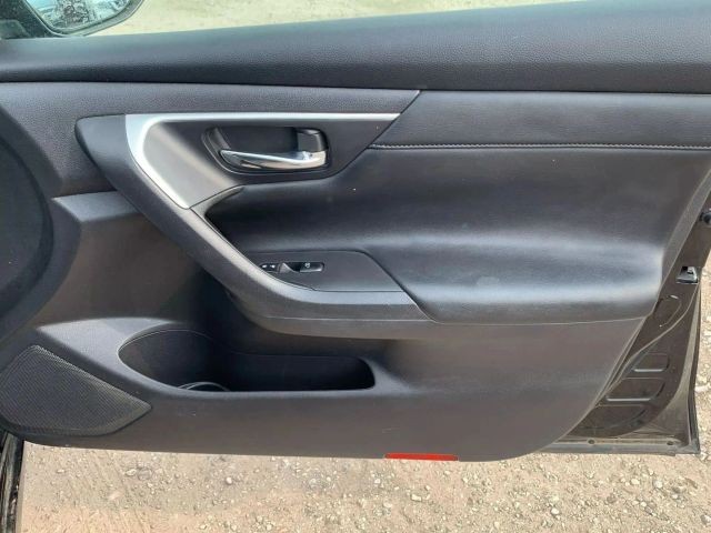 Nissan Altima Vehicle Full-screen Gallery Image 16