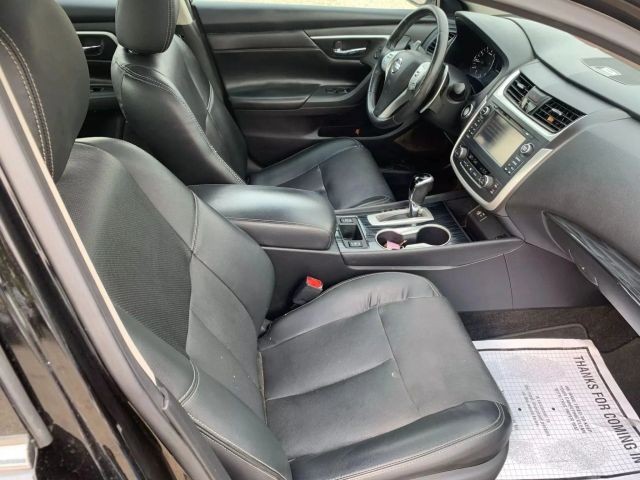 Nissan Altima Vehicle Full-screen Gallery Image 17