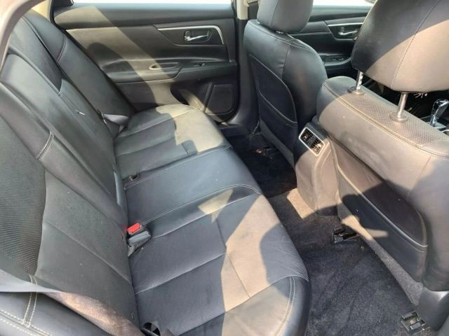 Nissan Altima Vehicle Full-screen Gallery Image 18