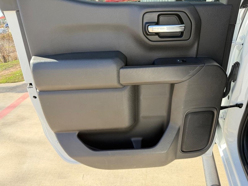 Chevrolet Silverado 1500 Vehicle Full-screen Gallery Image 16