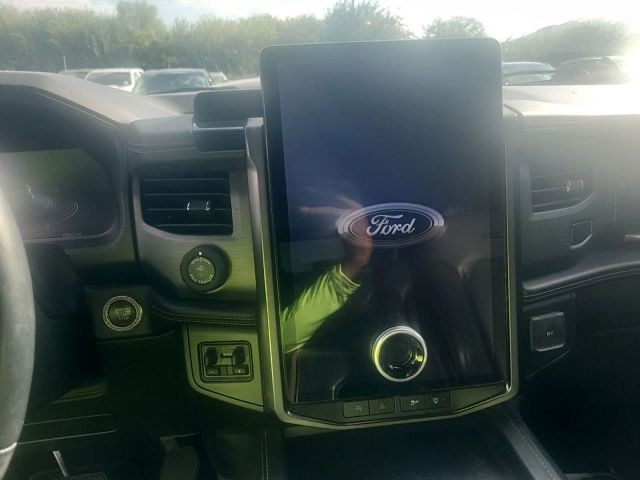 Ford Expedition Max Vehicle Full-screen Gallery Image 15