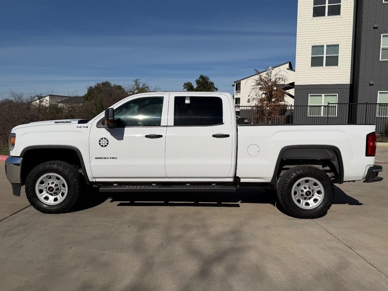 GMC Sierra 2500HD Vehicle Full-screen Gallery Image 03