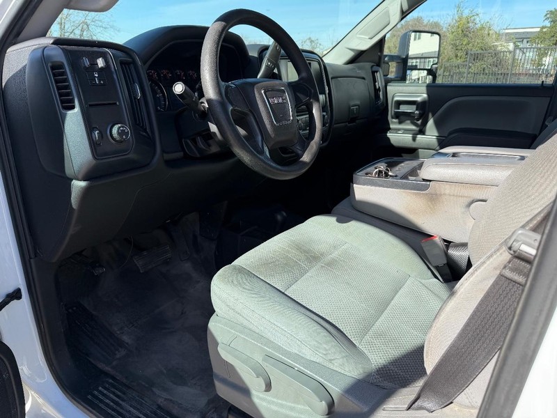 GMC Sierra 2500HD Vehicle Full-screen Gallery Image 11