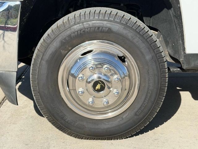Chevrolet Silverado 3500HD Vehicle Full-screen Gallery Image 22