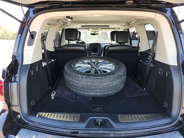 INFINITI QX80 Vehicle Full-screen Gallery Image 10