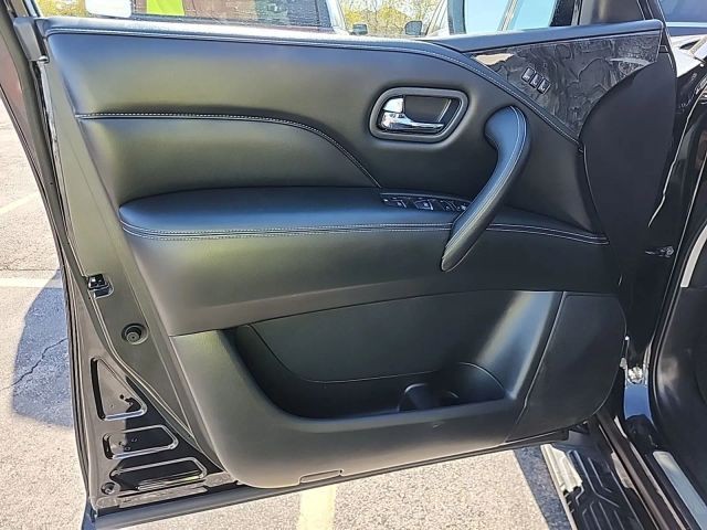 INFINITI QX80 Vehicle Full-screen Gallery Image 12