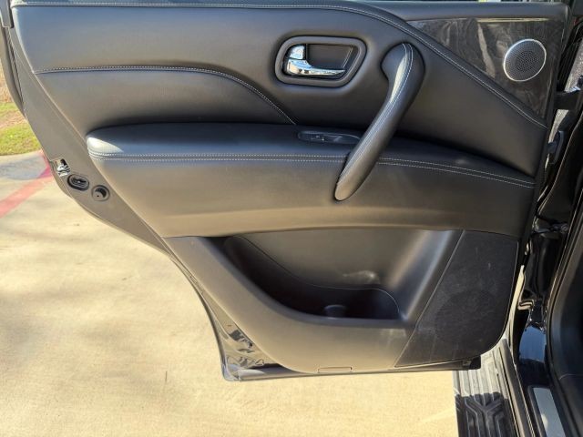 INFINITI QX80 Vehicle Full-screen Gallery Image 16