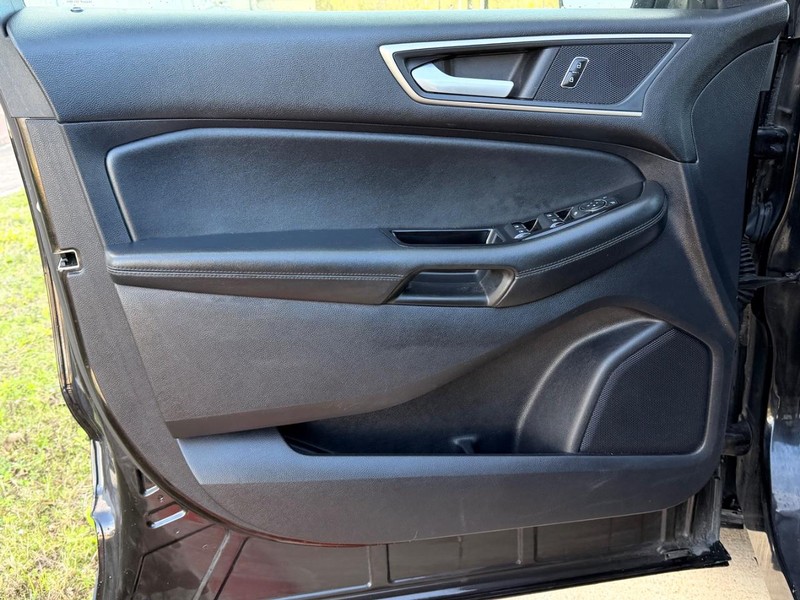 Ford Edge Vehicle Full-screen Gallery Image 09