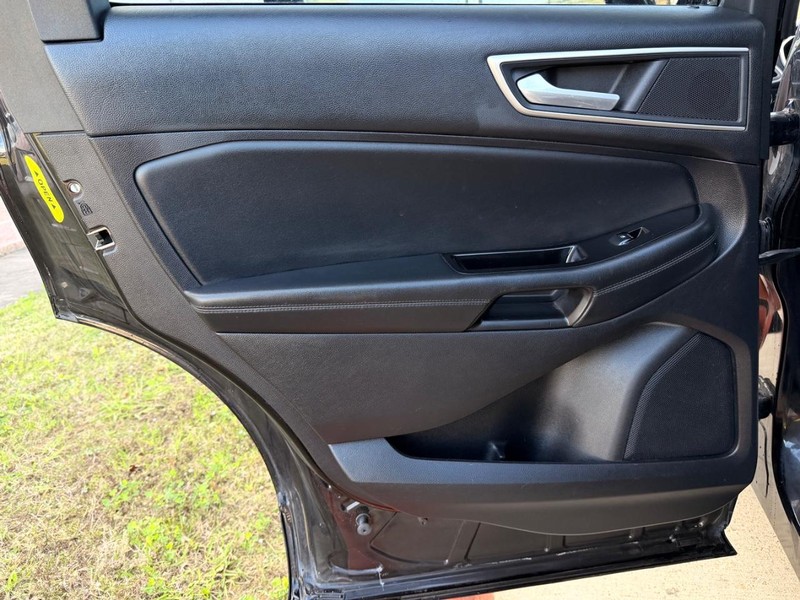 Ford Edge Vehicle Full-screen Gallery Image 12