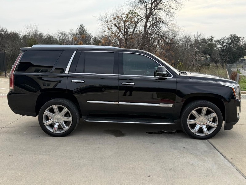 Cadillac Escalade Vehicle Full-screen Gallery Image 07