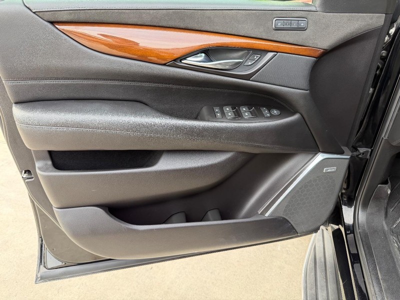 Cadillac Escalade Vehicle Full-screen Gallery Image 10