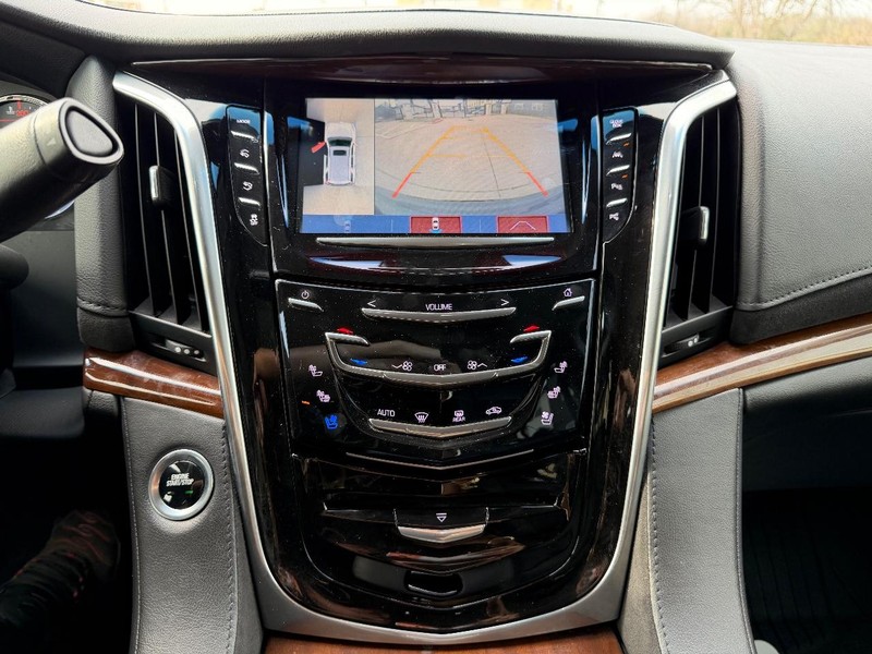 Cadillac Escalade Vehicle Full-screen Gallery Image 14