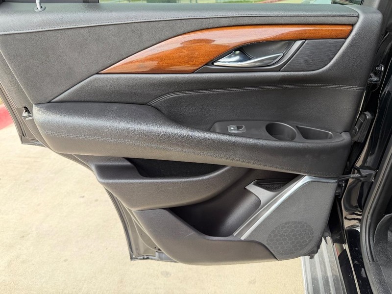 Cadillac Escalade Vehicle Full-screen Gallery Image 15