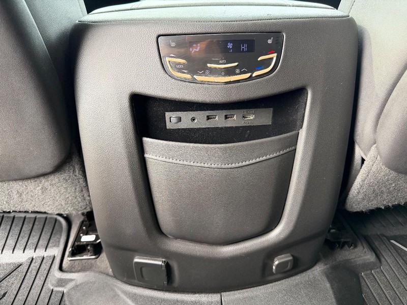 Cadillac Escalade Vehicle Full-screen Gallery Image 18