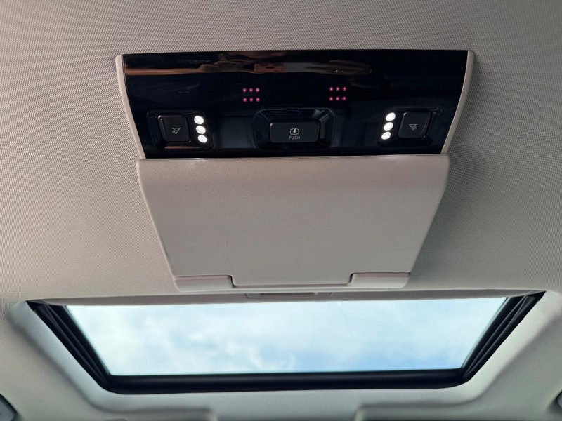 Cadillac Escalade Vehicle Full-screen Gallery Image 21