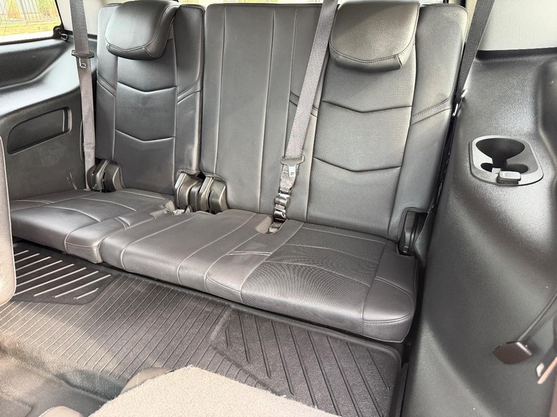 Cadillac Escalade Vehicle Full-screen Gallery Image 22