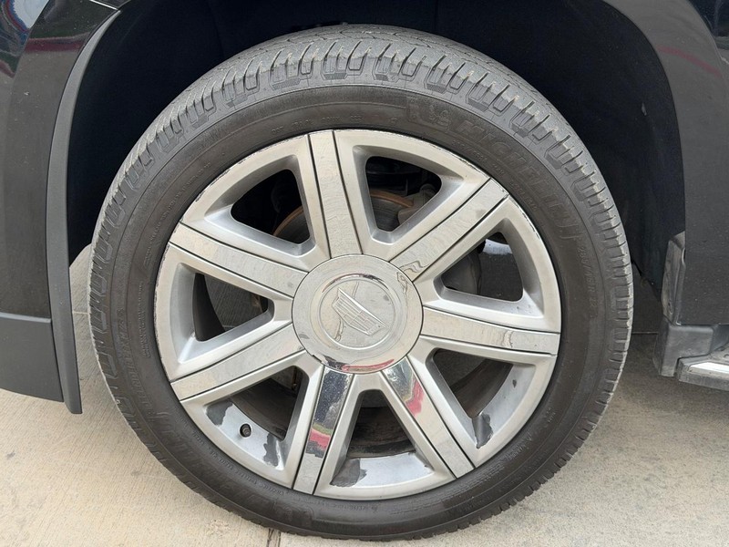 Cadillac Escalade Vehicle Full-screen Gallery Image 24