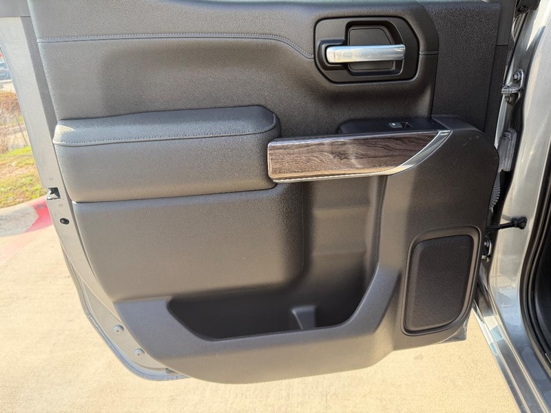 Chevrolet Silverado Vehicle Full-screen Gallery Image 15