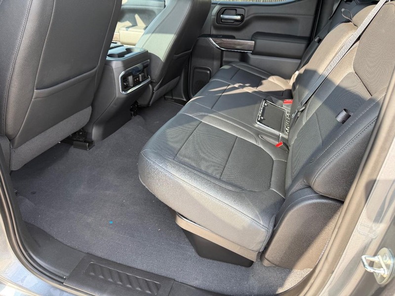 Chevrolet Silverado Vehicle Full-screen Gallery Image 16