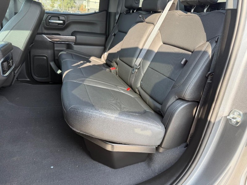 Chevrolet Silverado Vehicle Full-screen Gallery Image 17