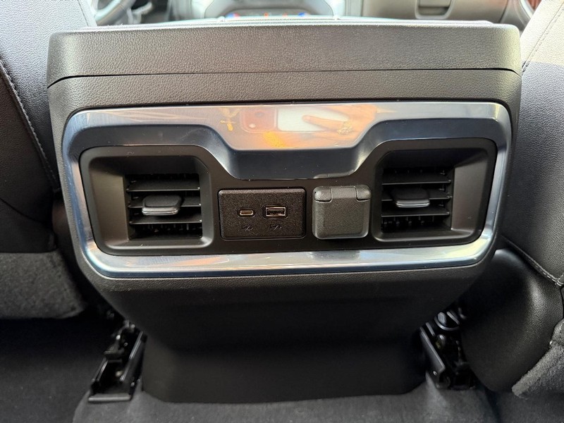 Chevrolet Silverado Vehicle Full-screen Gallery Image 18