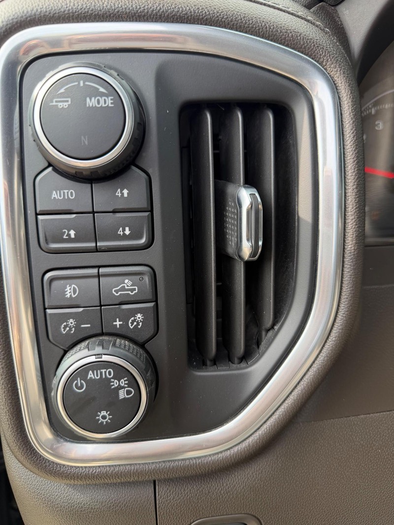 Chevrolet Silverado 1500 Vehicle Full-screen Gallery Image 13