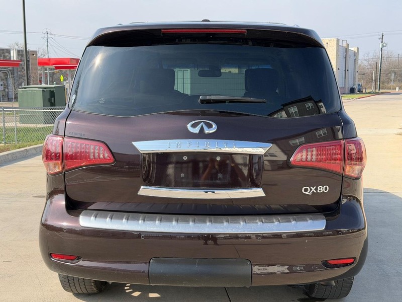 INFINITI QX80 Vehicle Full-screen Gallery Image 05