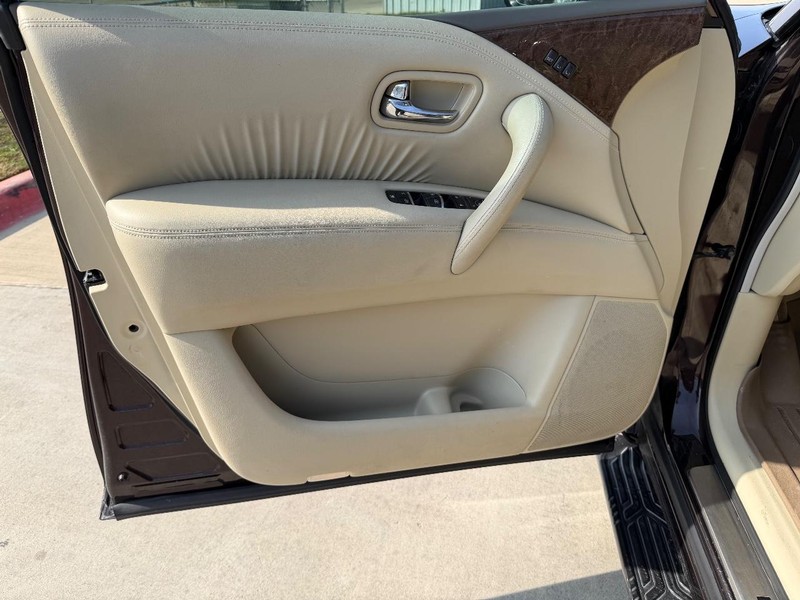 INFINITI QX80 Vehicle Full-screen Gallery Image 11