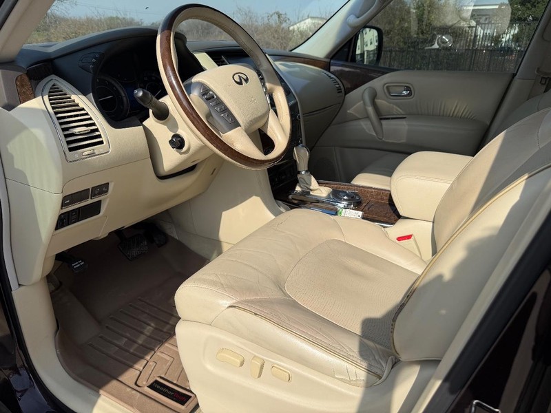 INFINITI QX80 Vehicle Full-screen Gallery Image 12
