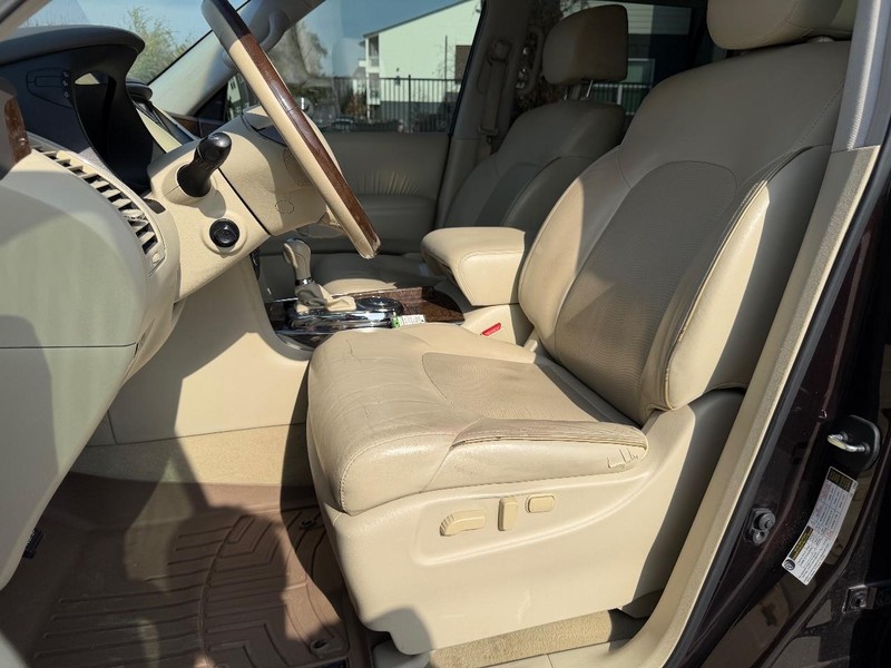 INFINITI QX80 Vehicle Full-screen Gallery Image 13