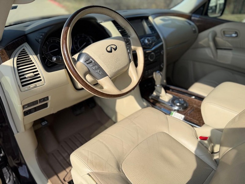 INFINITI QX80 Vehicle Full-screen Gallery Image 14