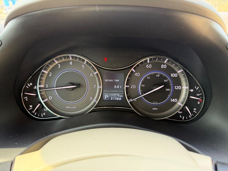 INFINITI QX80 Vehicle Full-screen Gallery Image 15