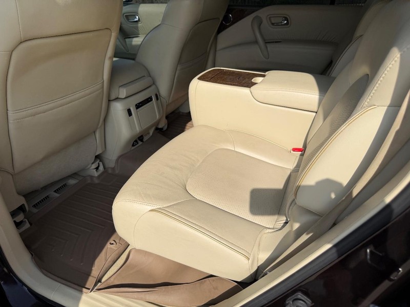 INFINITI QX80 Vehicle Full-screen Gallery Image 18