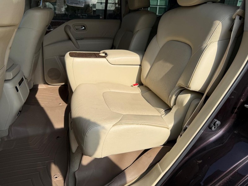 INFINITI QX80 Vehicle Full-screen Gallery Image 19