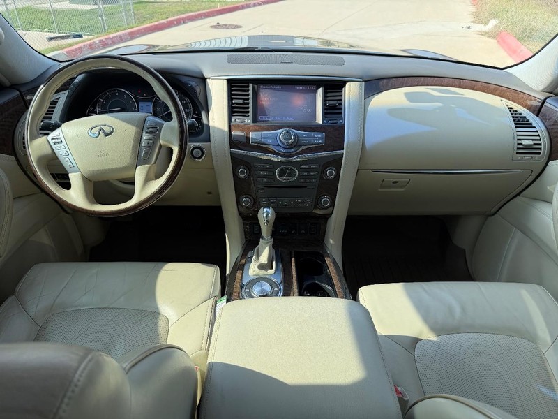 INFINITI QX80 Vehicle Full-screen Gallery Image 21