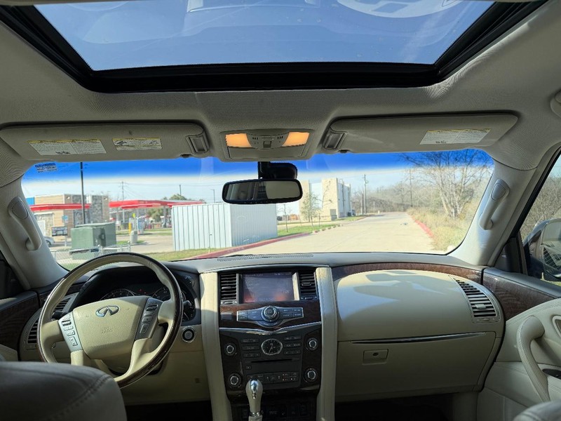 INFINITI QX80 Vehicle Full-screen Gallery Image 23