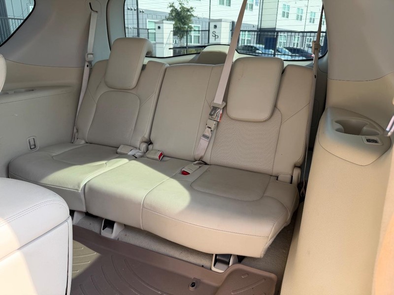 INFINITI QX80 Vehicle Full-screen Gallery Image 24