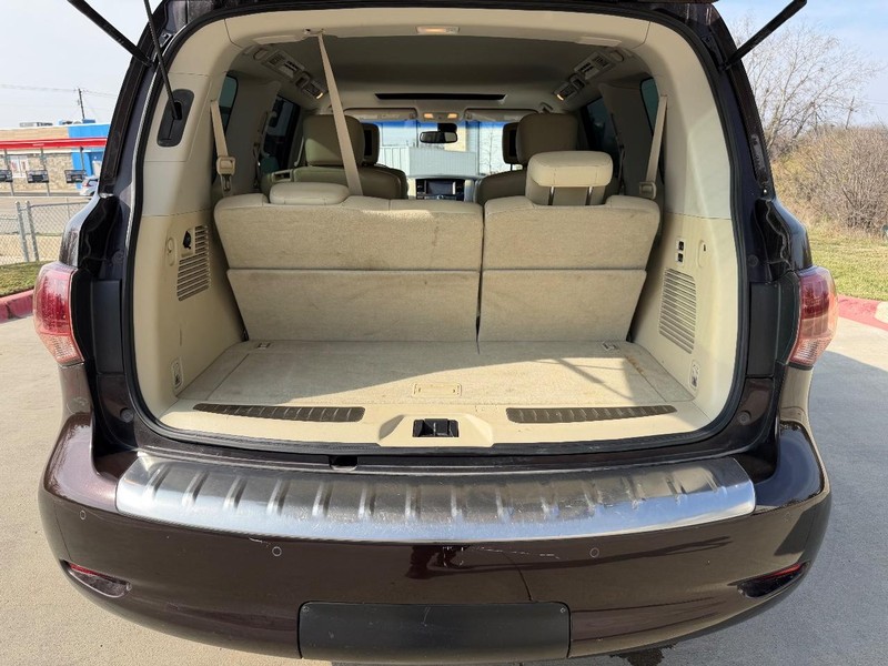 INFINITI QX80 Vehicle Full-screen Gallery Image 25