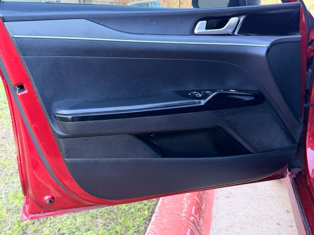 Kia K5 Vehicle Full-screen Gallery Image 09