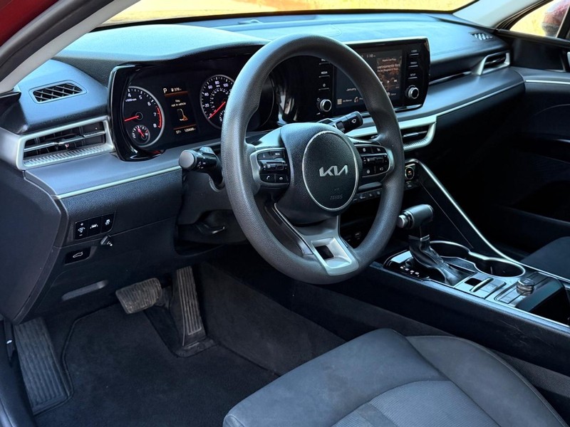 Kia K5 Vehicle Full-screen Gallery Image 10