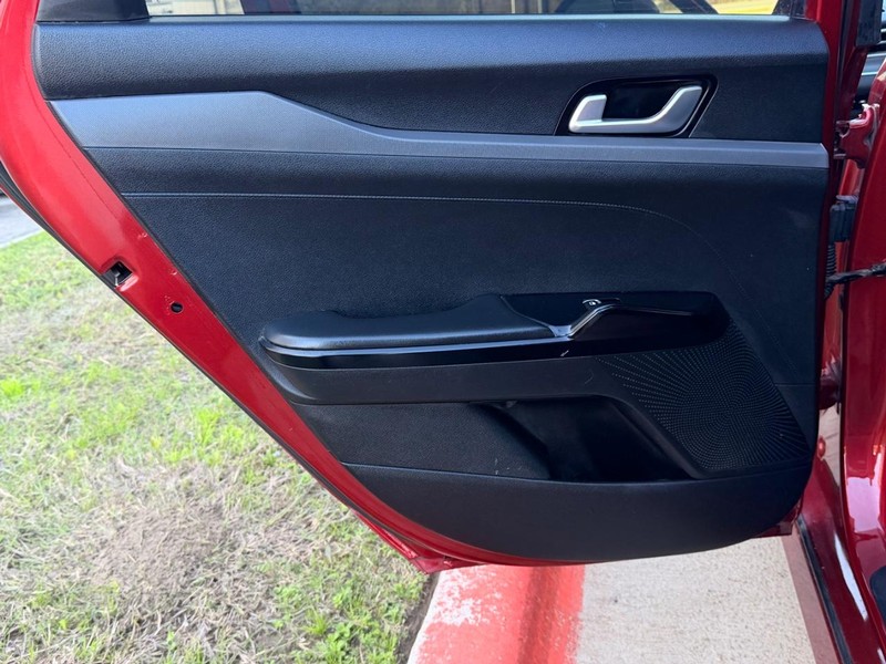 Kia K5 Vehicle Full-screen Gallery Image 12