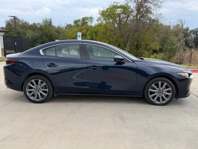 Mazda MAZDA3 Vehicle Full-screen Gallery Image 07