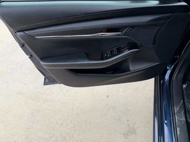 Mazda MAZDA3 Vehicle Full-screen Gallery Image 10