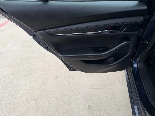 Mazda MAZDA3 Vehicle Full-screen Gallery Image 15