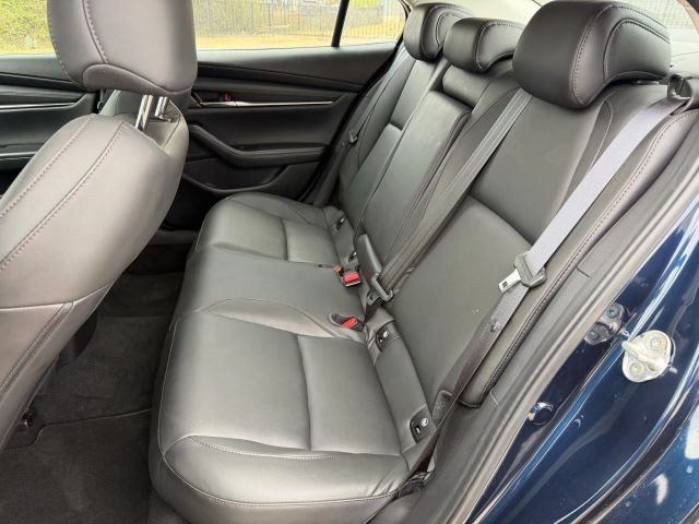 Mazda MAZDA3 Vehicle Full-screen Gallery Image 17