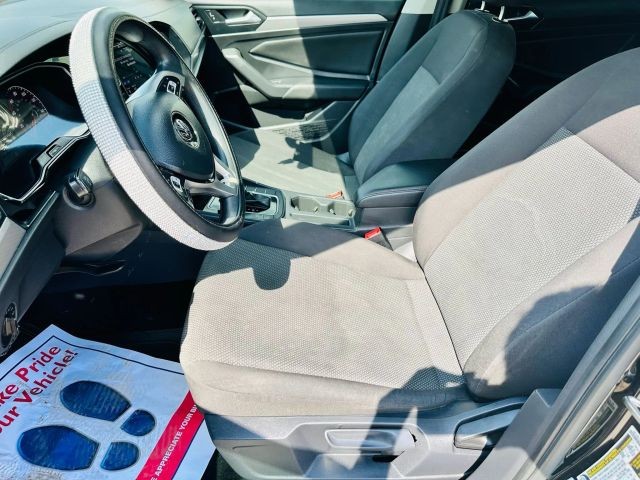 Volkswagen Jetta Vehicle Full-screen Gallery Image 09