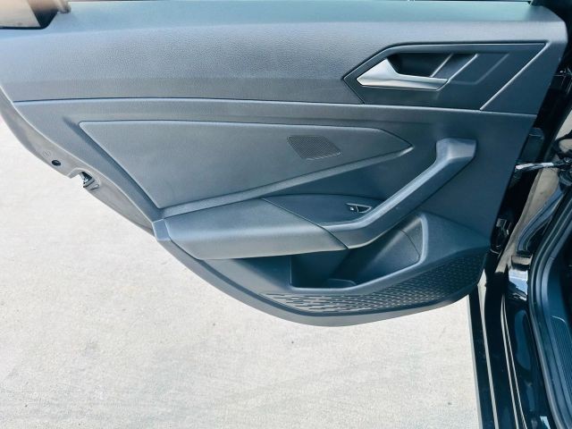 Volkswagen Jetta Vehicle Full-screen Gallery Image 16