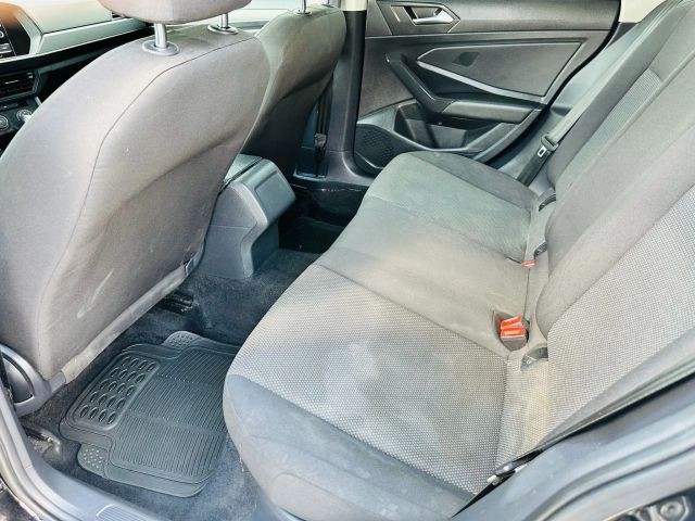 Volkswagen Jetta Vehicle Full-screen Gallery Image 17